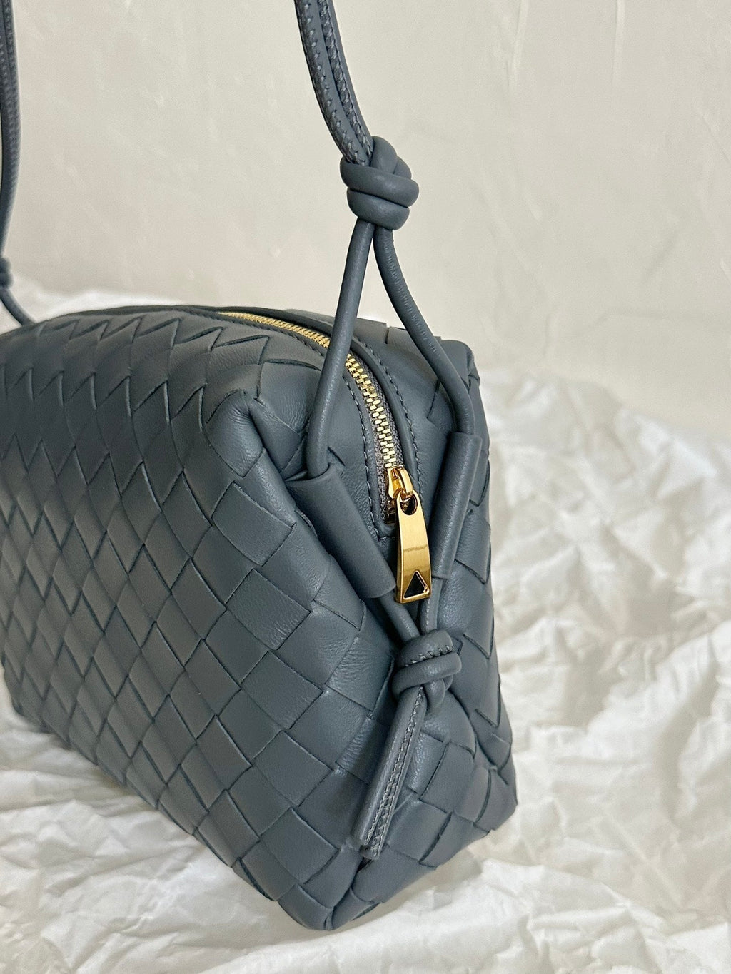 BOTTEGA VENETA BV LOOP SMALL 23CM GREY CALFSKIN
