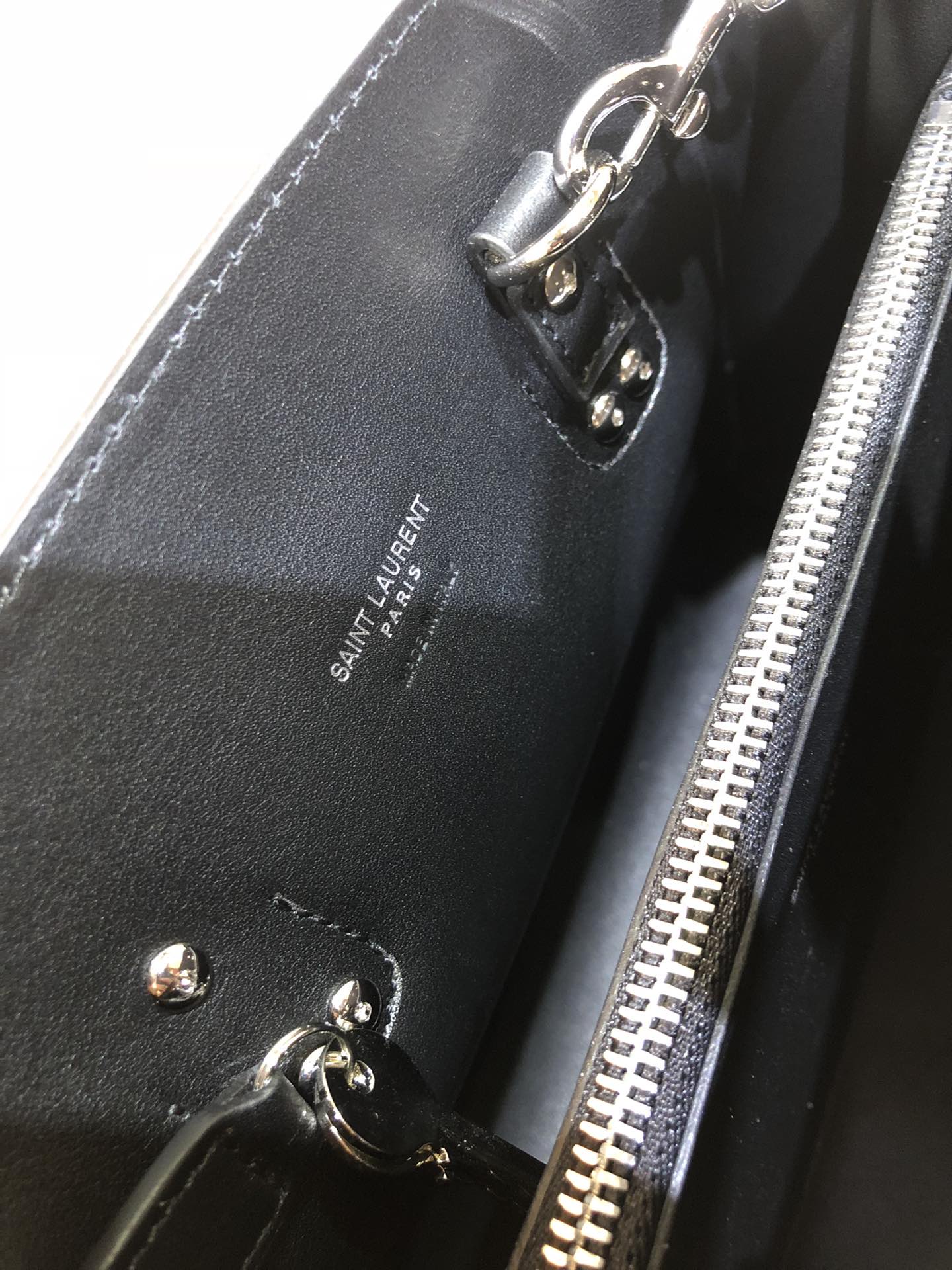 SAINT LAURENT SAC DE 26 HANDBAG BLACK CALFSKIN
