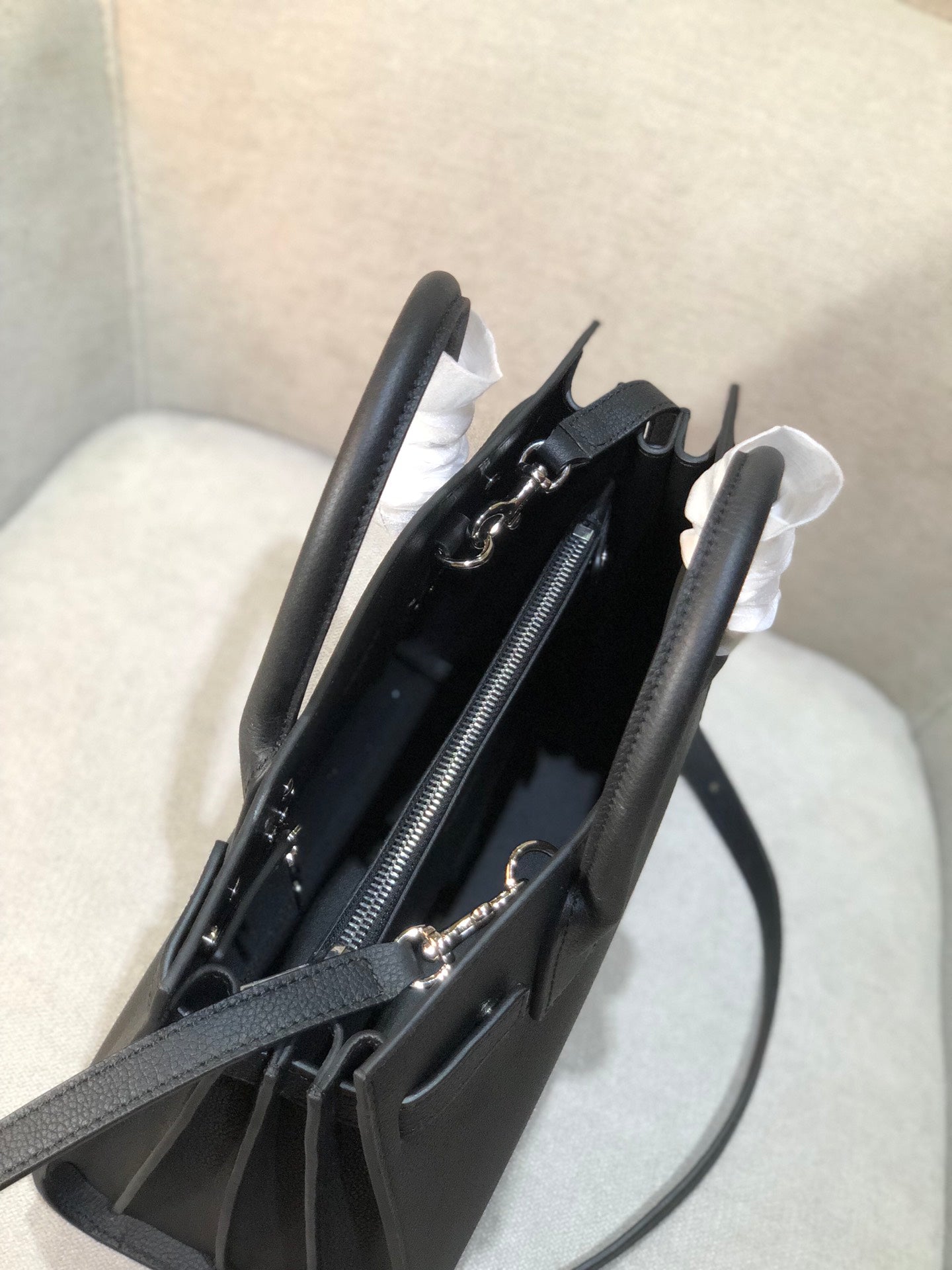 SAINT LAURENT SAC DE 26 HANDBAG BLACK CALFSKIN