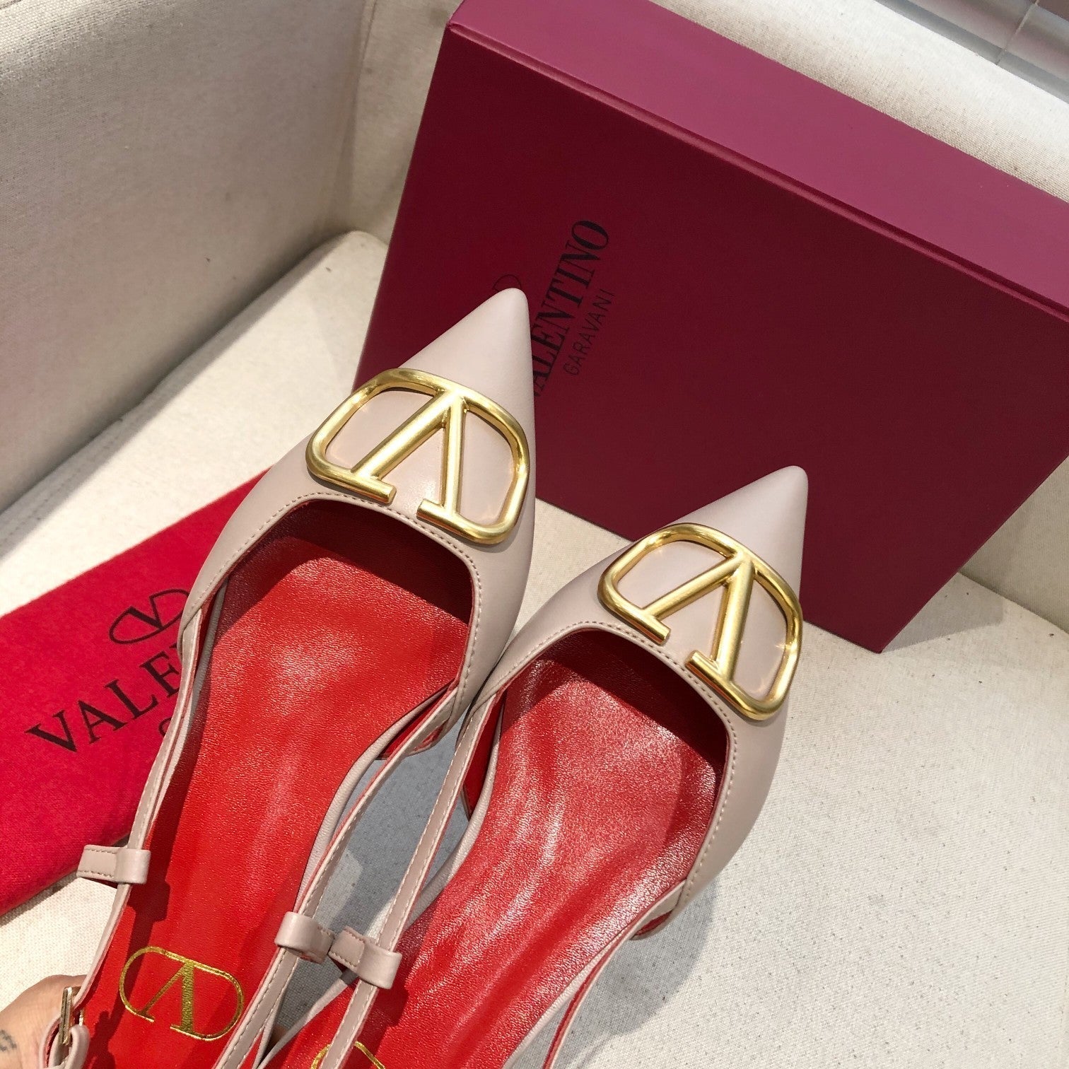 VLOGO SIGNATURE CREPE PINK CALFSKIN FLAT SLINGBACK PUMP