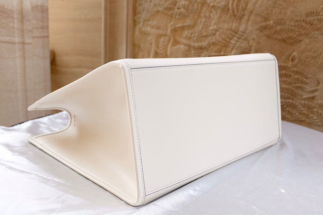 FENDI Fend Sunshine Large Bag 40.5 White Leather