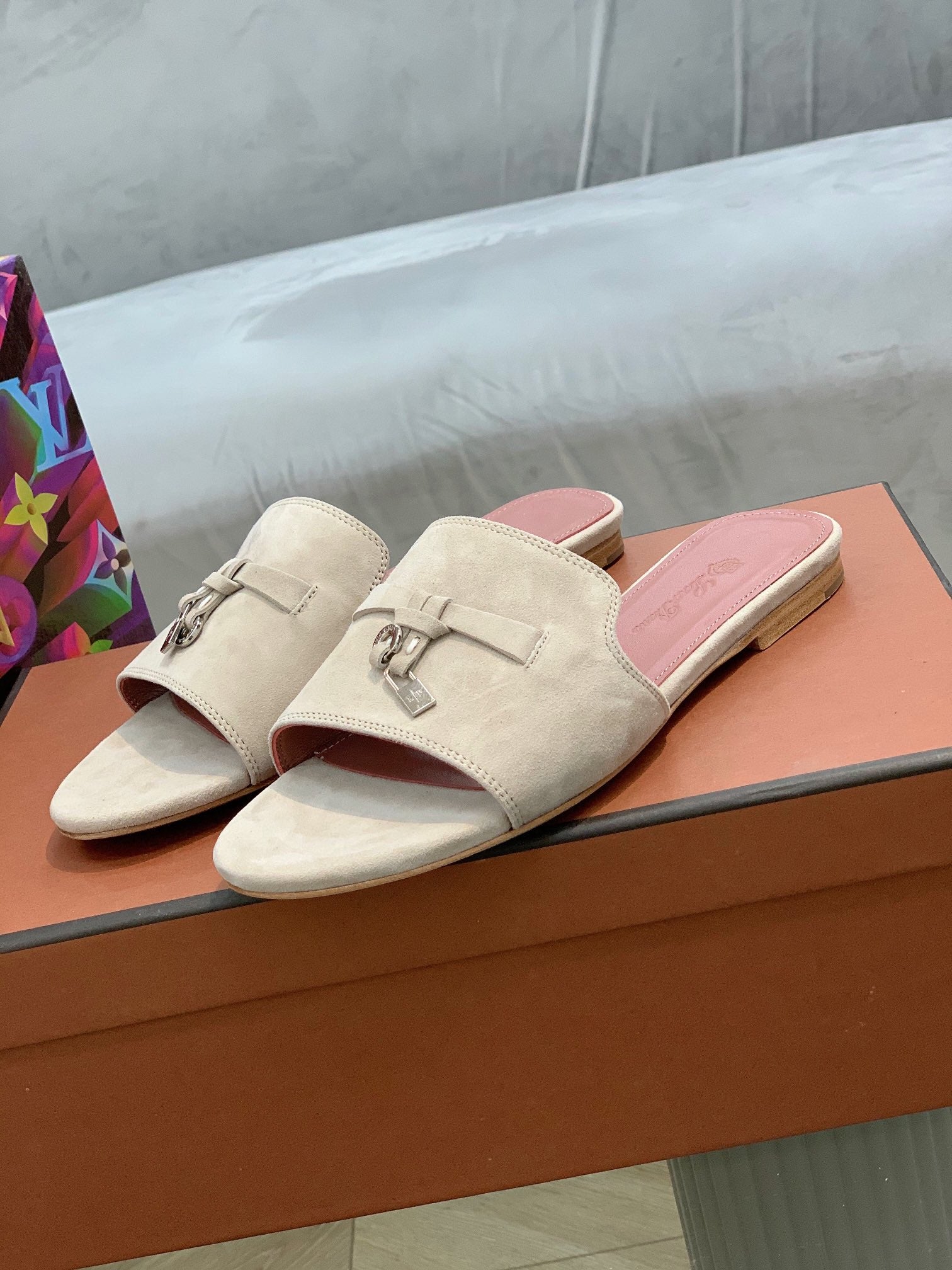 LP SUMMER CHARMS SANDALS LIGHT GRAY AND PINK SUEDE