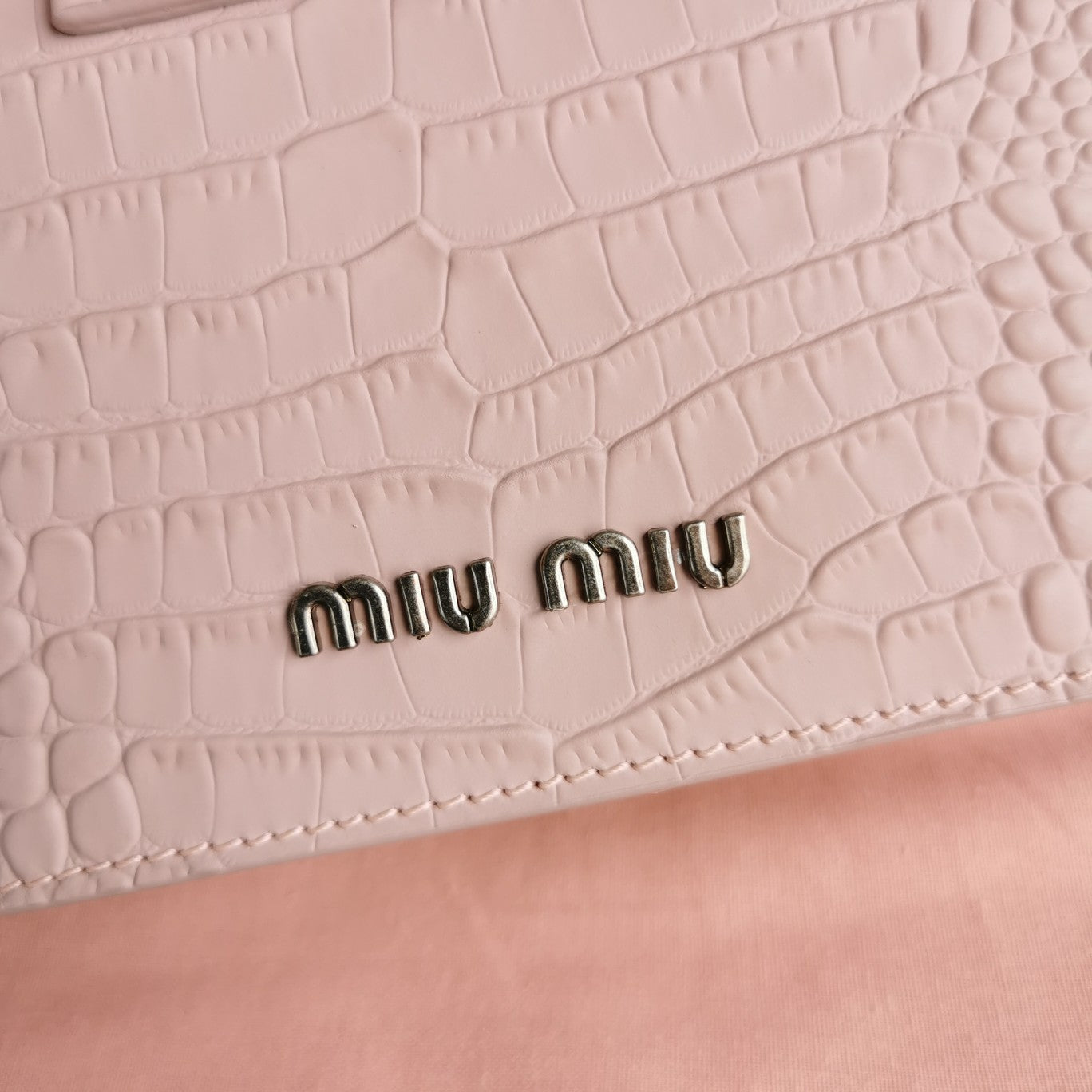 MIU MIU LADY 20 HANDBAG IN CROCODILE PATTERN LIGHT PINK CALFSKIN
