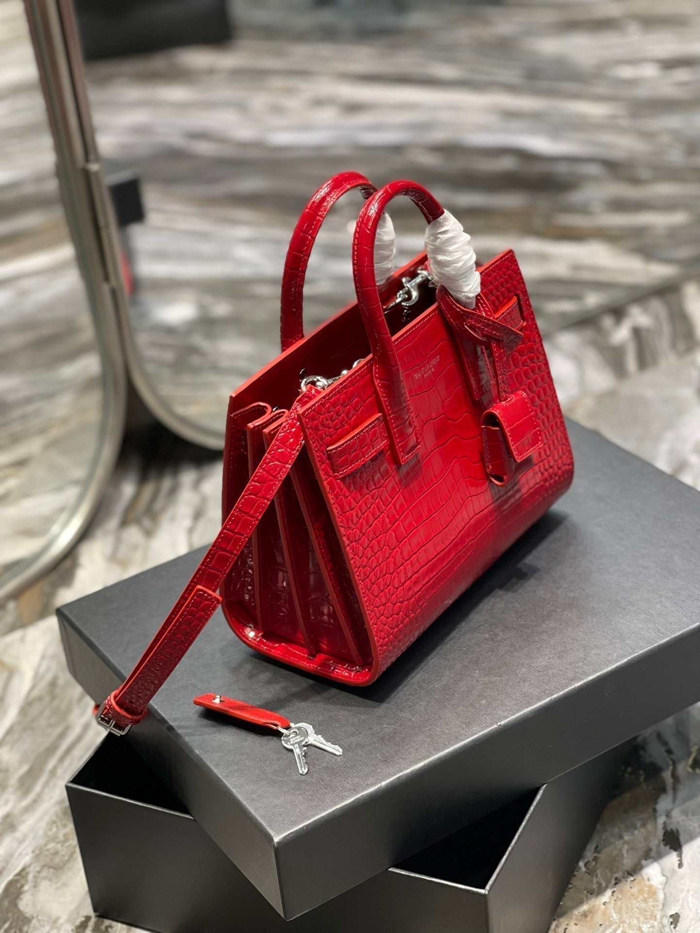 SAINT LAURENT SAC DE JOUR NANO 22 RED CALFSKIN GOLD HARDWARE