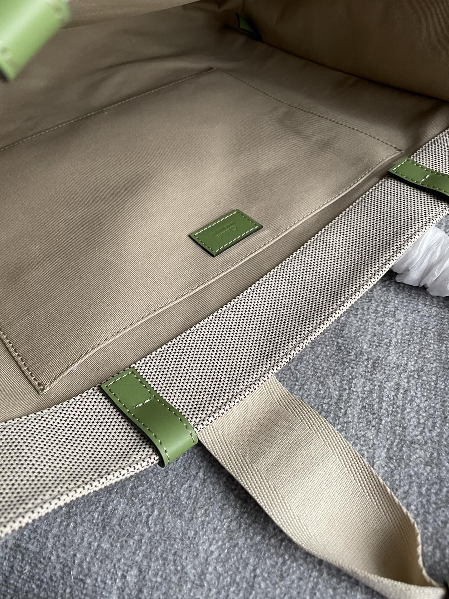CHLOE LAGRE WOODY TOTE BAG 45 IN BEIGE LINEN CANVAS BLACK WEBBING LOGO EMBROIDER GREEN CALFSKIN