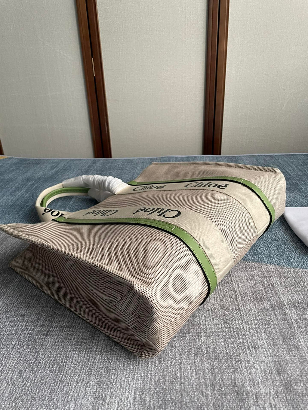 CHLOE LAGRE WOODY TOTE BAG 45 IN BEIGE LINEN CANVAS BLACK WEBBING LOGO EMBROIDER GREEN CALFSKIN