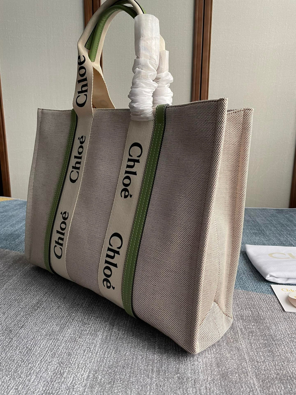 CHLOE LAGRE WOODY TOTE BAG 45 IN BEIGE LINEN CANVAS BLACK WEBBING LOGO EMBROIDER GREEN CALFSKIN