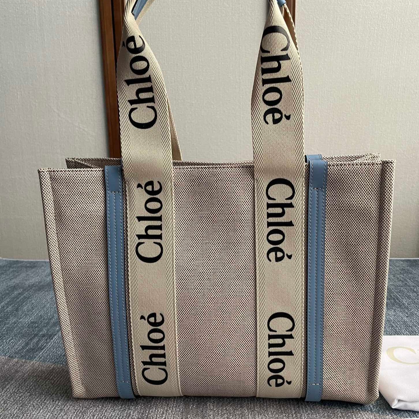 CHLOE MEDIUM STRAP WOODY TOTE BAG 37 IN BEIGE LINEN CANVAS BLACK WEBBING LOGO EMBROIDER BLUE CALFSKIN