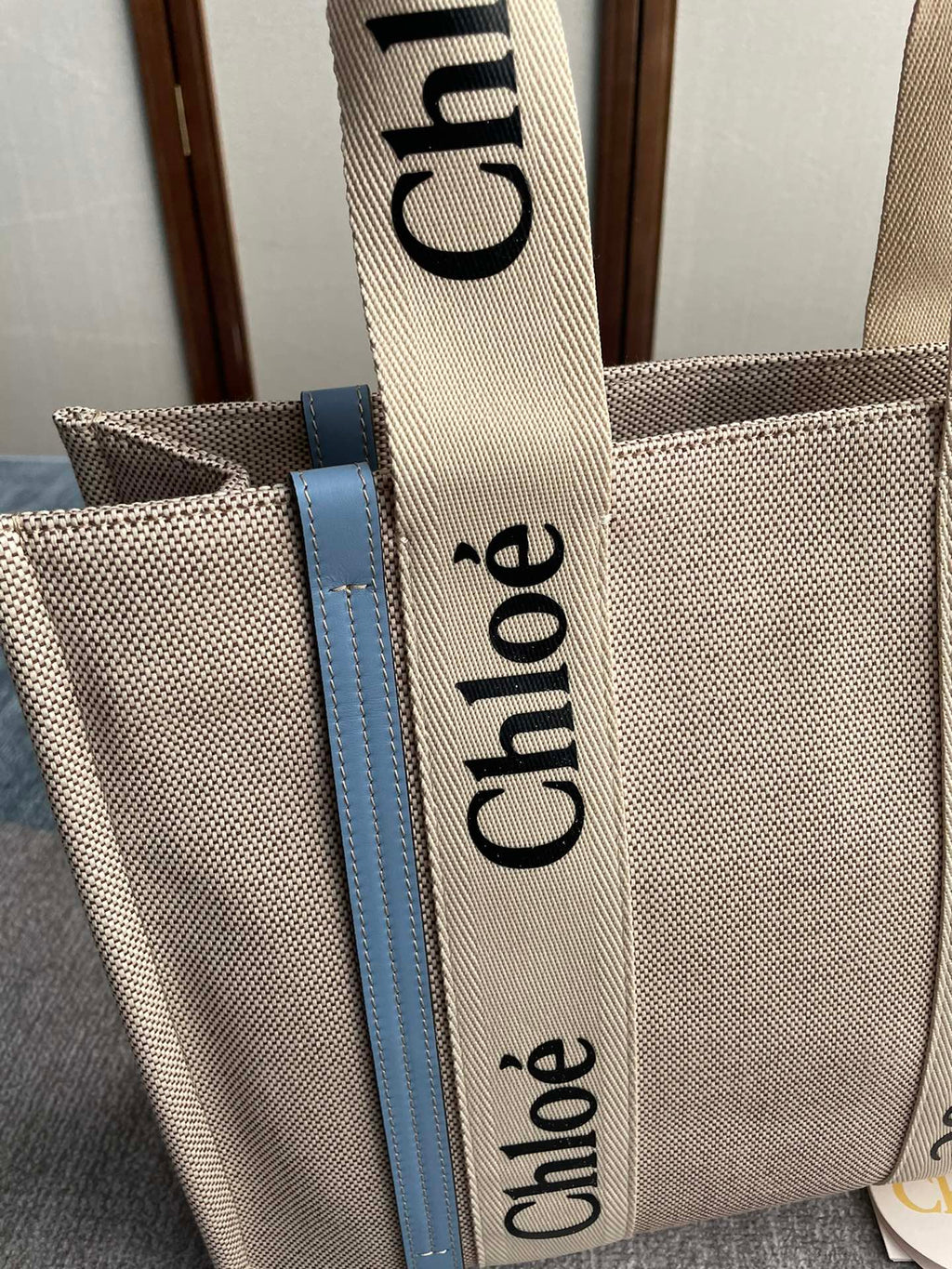 CHLOE MEDIUM STRAP WOODY TOTE BAG 37 IN BEIGE LINEN CANVAS BLACK WEBBING LOGO EMBROIDER BLUE CALFSKIN