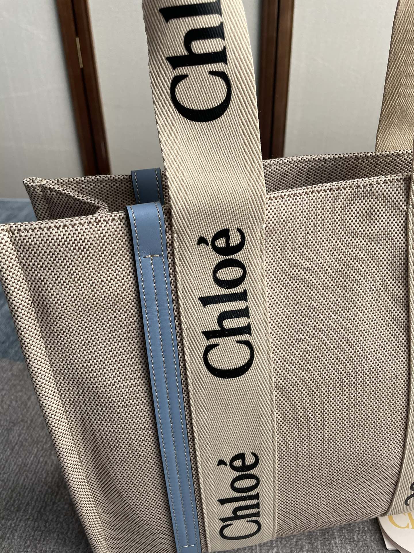 CHLOE MEDIUM STRAP WOODY TOTE BAG 37 IN BEIGE LINEN CANVAS BLACK WEBBING LOGO EMBROIDER BLUE CALFSKIN