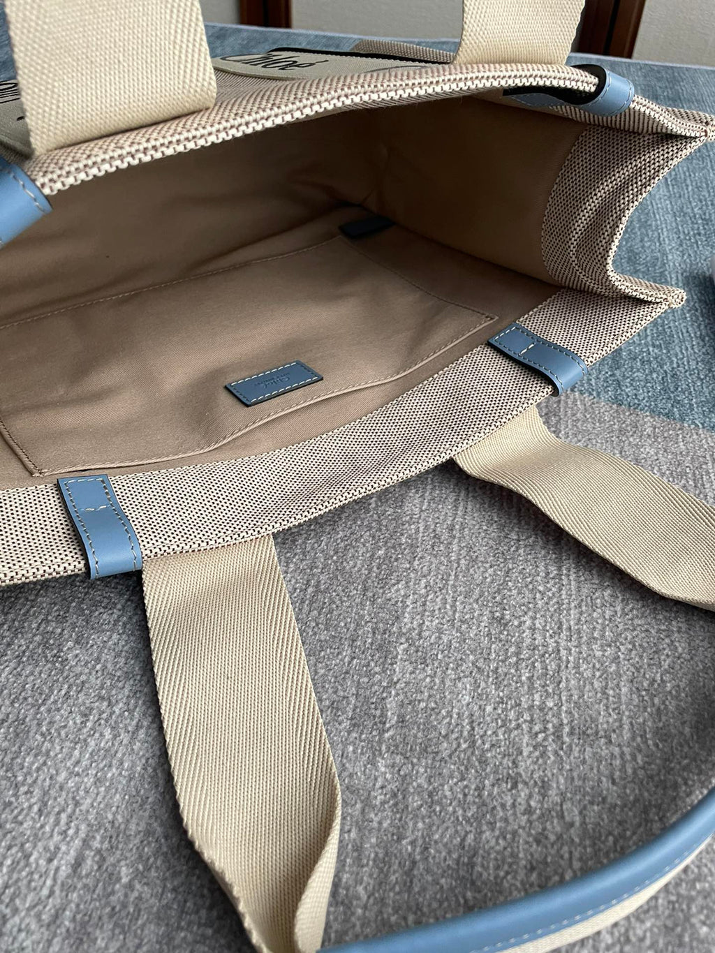 CHLOE MEDIUM STRAP WOODY TOTE BAG 37 IN BEIGE LINEN CANVAS BLACK WEBBING LOGO EMBROIDER BLUE CALFSKIN