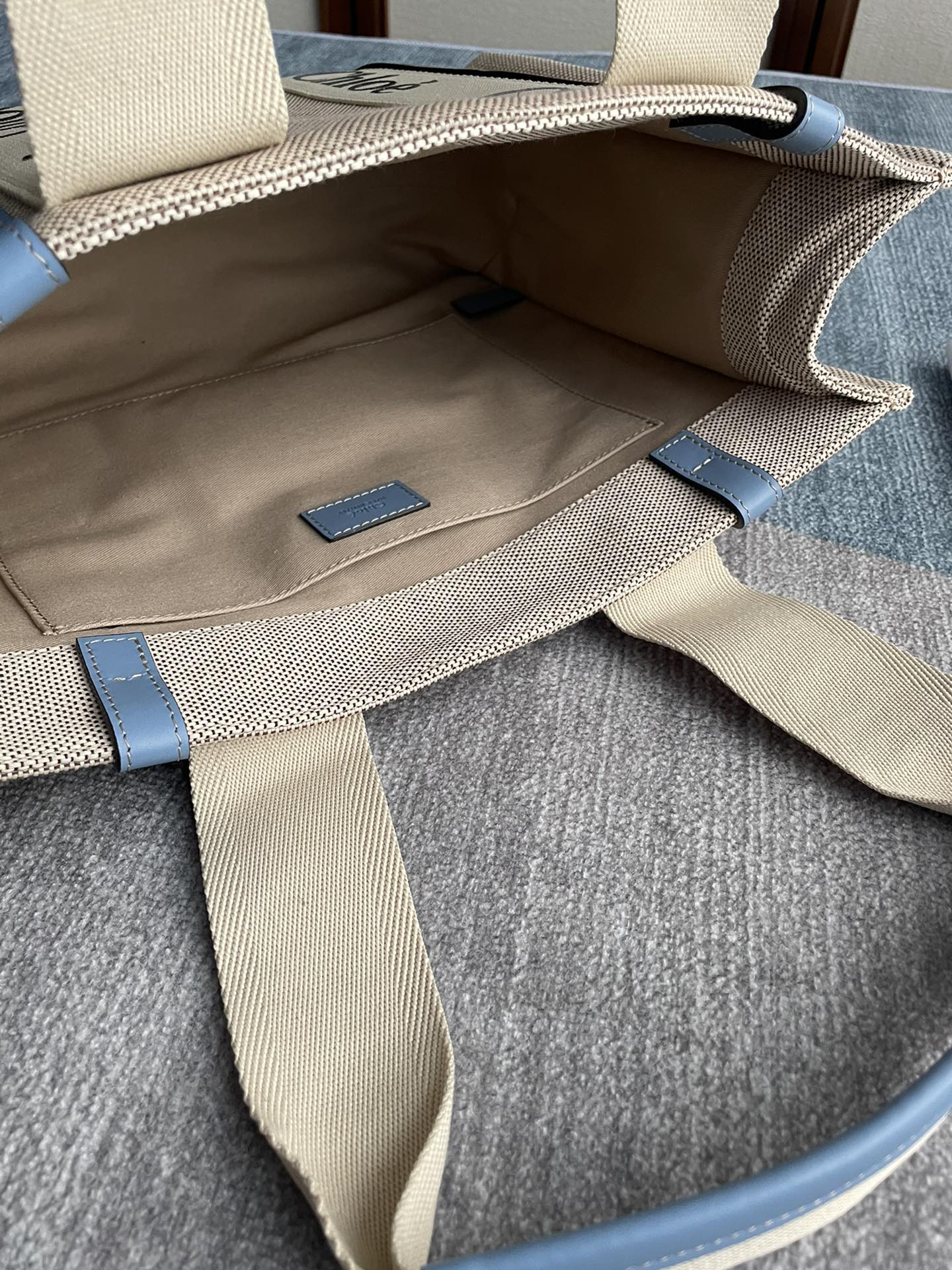 CHLOE MEDIUM STRAP WOODY TOTE BAG 37 IN BEIGE LINEN CANVAS BLACK WEBBING LOGO EMBROIDER BLUE CALFSKIN