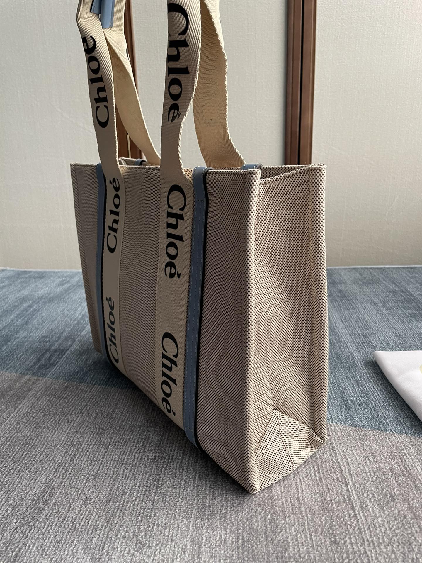 CHLOE MEDIUM STRAP WOODY TOTE BAG 37 IN BEIGE LINEN CANVAS BLACK WEBBING LOGO EMBROIDER BLUE CALFSKIN