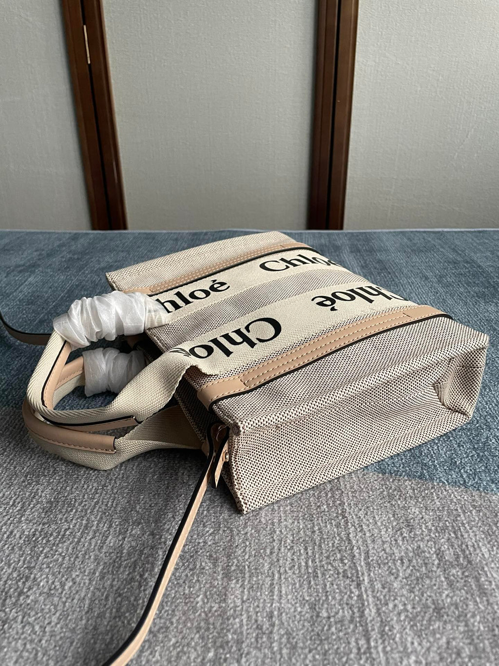 CHLOE SMALL STRAP WOODY TOTE BAG 26.5 IN BEIGE LINEN CANVAS BLACK WEBBING LOGO EMBROIDER NUDE CALFSKIN