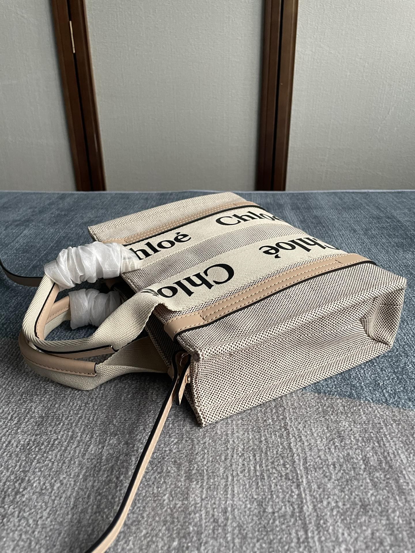 CHLOE SMALL STRAP WOODY TOTE BAG 26.5 IN BEIGE LINEN CANVAS BLACK WEBBING LOGO EMBROIDER NUDE CALFSKIN