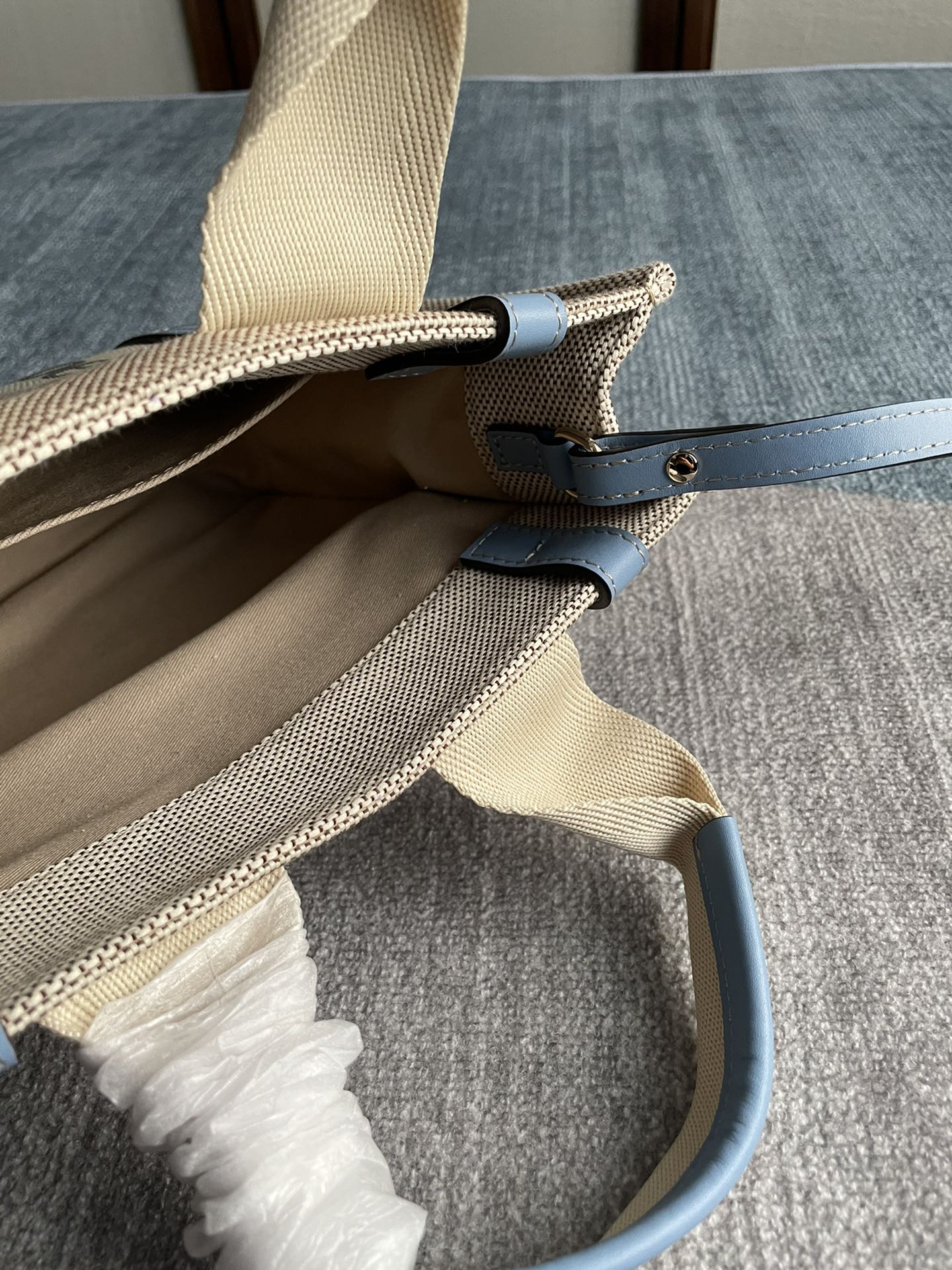 CHLOE SMALL STRAP WOODY TOTE BAG 26.5 IN BEIGE LINEN CANVAS BLACK WEBBING LOGO EMBROIDER BLUE CALFSKIN