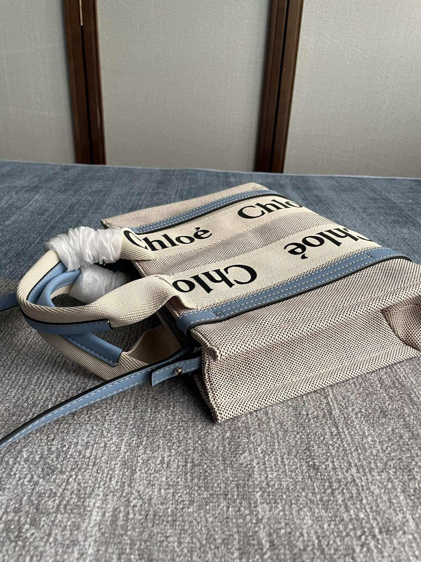 CHLOE SMALL STRAP WOODY TOTE BAG 26.5 IN BEIGE LINEN CANVAS BLACK WEBBING LOGO EMBROIDER BLUE CALFSKIN