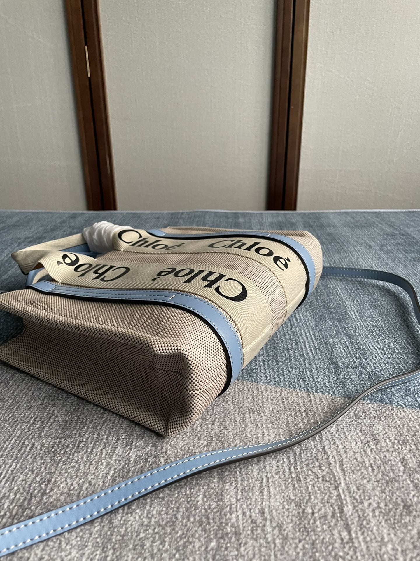 CHLOE SMALL STRAP WOODY TOTE BAG 26.5 IN BEIGE LINEN CANVAS BLACK WEBBING LOGO EMBROIDER BLUE CALFSKIN