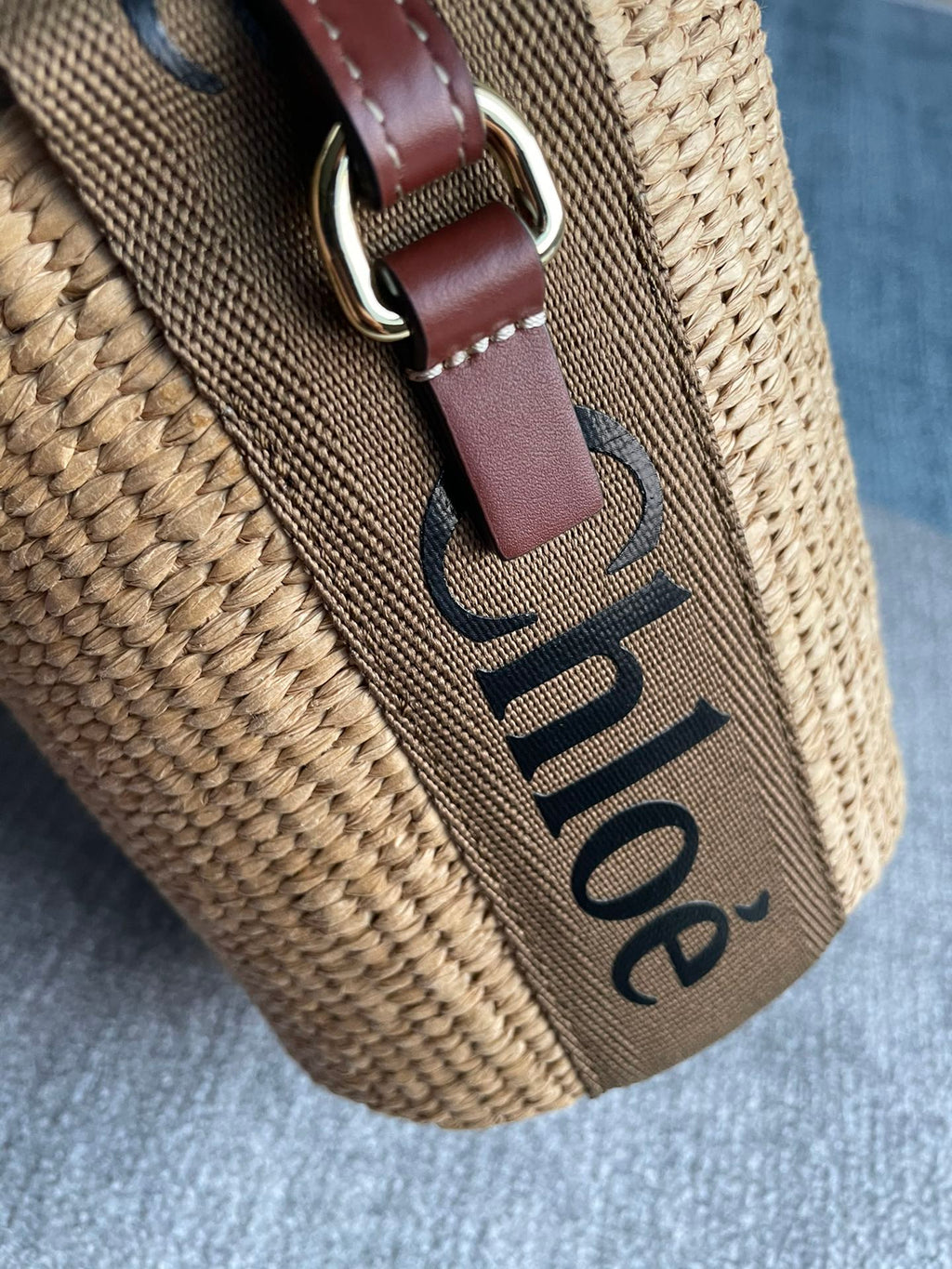 CHLOE SMALL WOODY BASKET 17 IN NATURAL FIBERS BROWN WEBBING DARK BROWN CALFSKIN