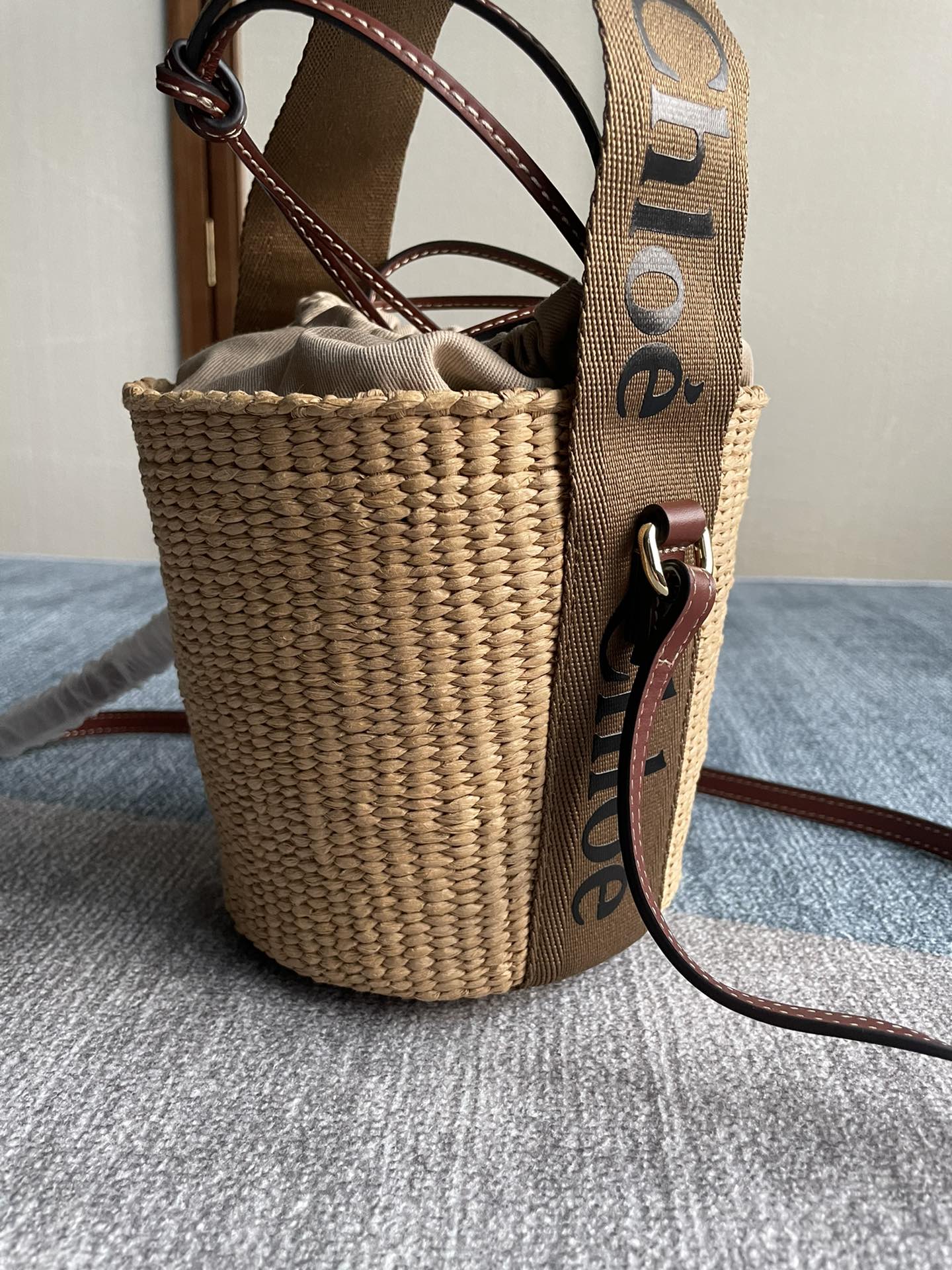 CHLOE SMALL WOODY BASKET 17 IN NATURAL FIBERS BROWN WEBBING DARK BROWN CALFSKIN