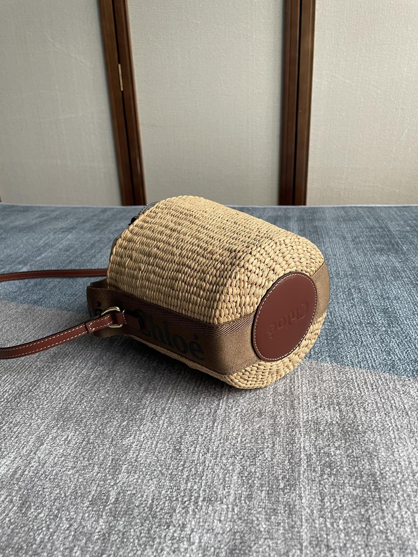 CHLOE SMALL WOODY BASKET 17 IN NATURAL FIBERS BROWN WEBBING DARK BROWN CALFSKIN