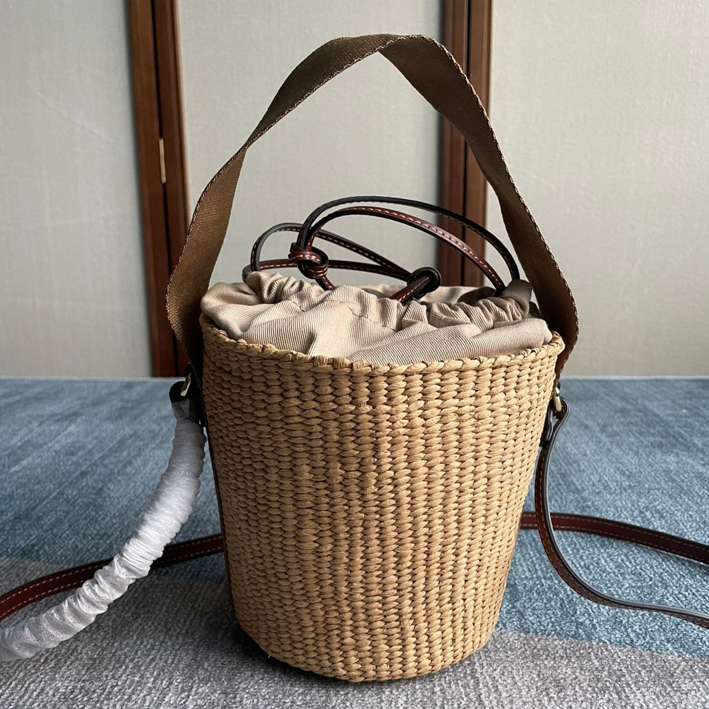 CHLOE SMALL WOODY BASKET 17 IN NATURAL FIBERS BROWN WEBBING DARK BROWN CALFSKIN