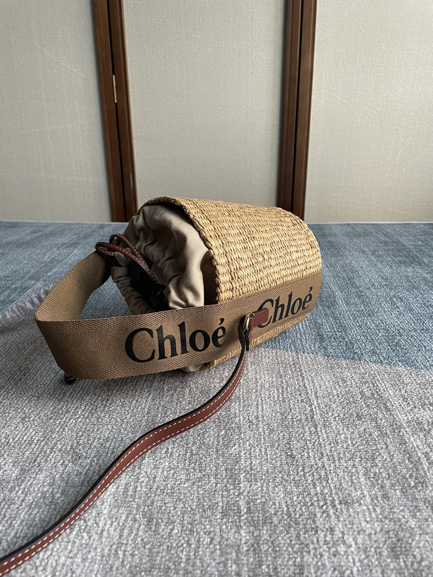 CHLOE SMALL WOODY BASKET 17 IN NATURAL FIBERS BROWN WEBBING DARK BROWN CALFSKIN