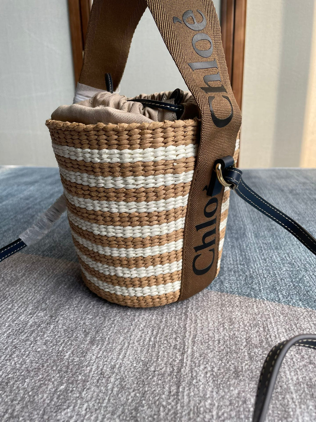 CHLOE SMALL WOODY BASKET 17 IN BROWN AND WHITE FIBERS BROWN WEBBING BLACK CALFSKIN