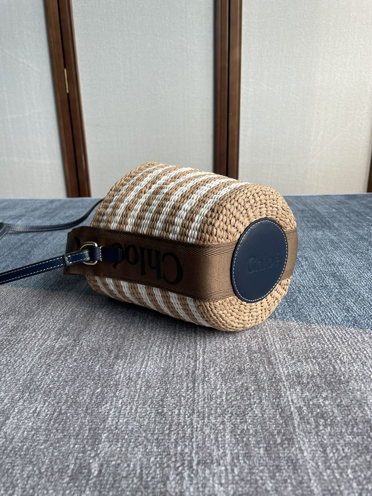 CHLOE SMALL WOODY BASKET 17 IN BROWN AND WHITE FIBERS BROWN WEBBING BLACK CALFSKIN