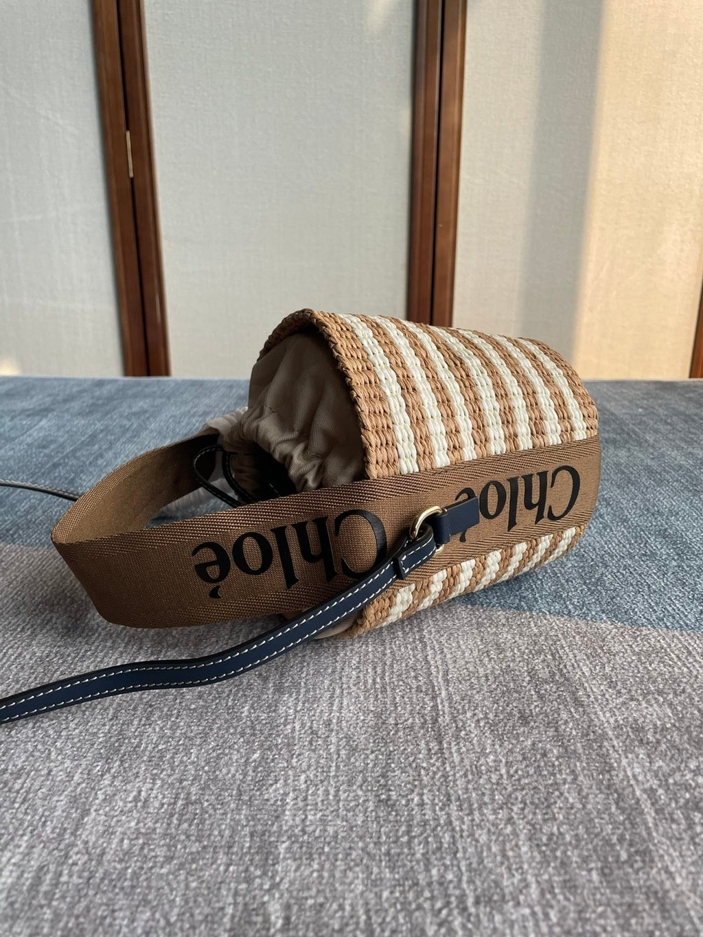 CHLOE SMALL WOODY BASKET 17 IN BROWN AND WHITE FIBERS BROWN WEBBING BLACK CALFSKIN