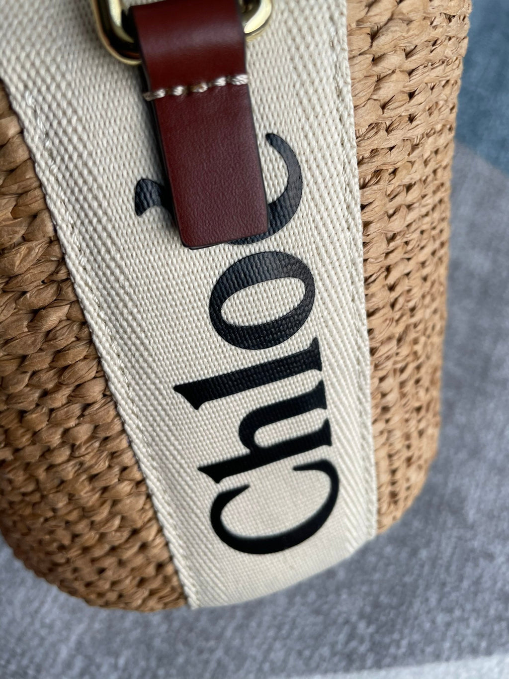 CHLOE SMALL WOODY BASKET 17 IN NATURAL FIBERS BEIGE WEBBING DARK BROWN CALFSKIN