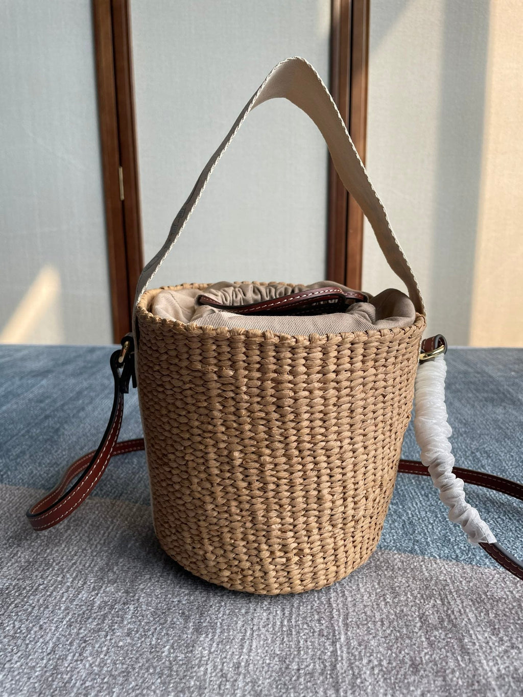 CHLOE SMALL WOODY BASKET 17 IN NATURAL FIBERS BEIGE WEBBING DARK BROWN CALFSKIN