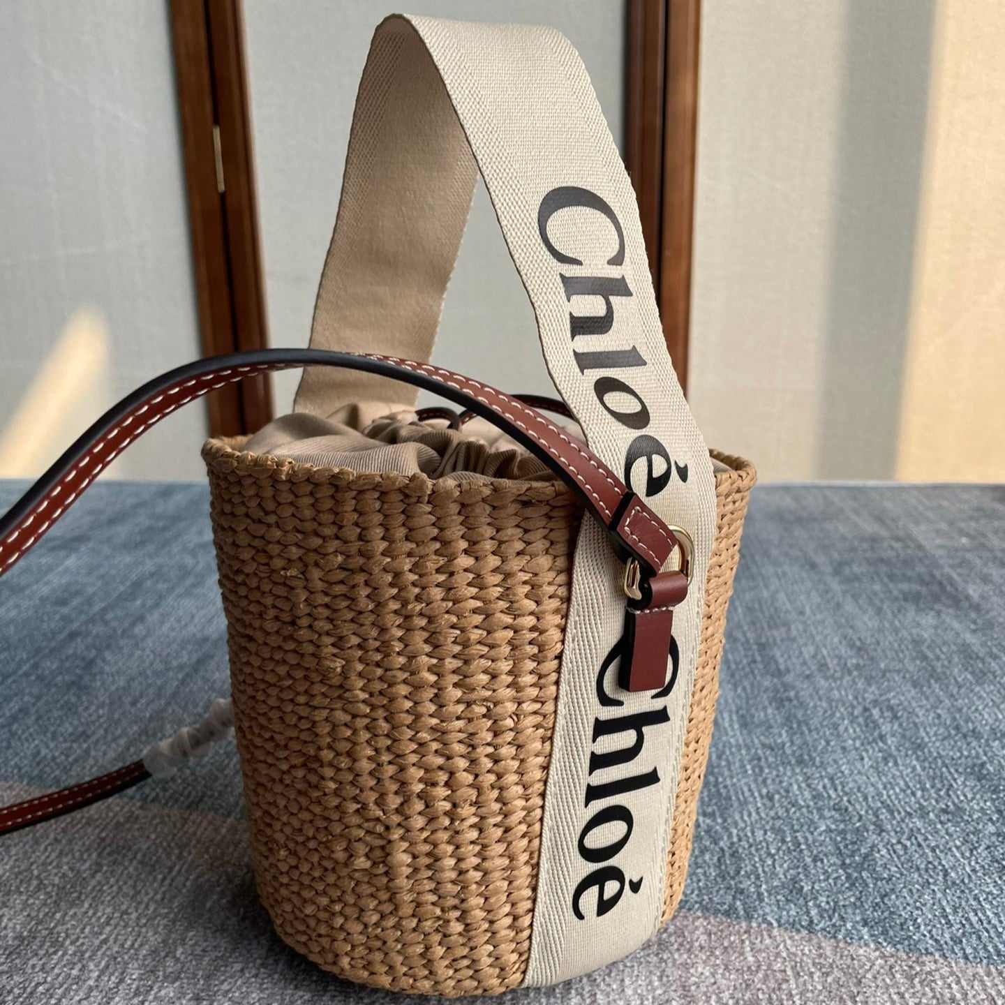 CHLOE SMALL WOODY BASKET 17 IN NATURAL FIBERS BEIGE WEBBING DARK BROWN CALFSKIN