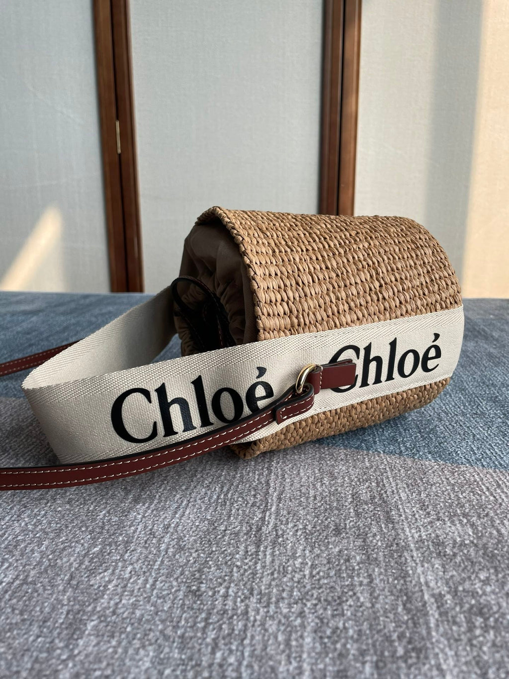CHLOE SMALL WOODY BASKET 17 IN NATURAL FIBERS BEIGE WEBBING DARK BROWN CALFSKIN
