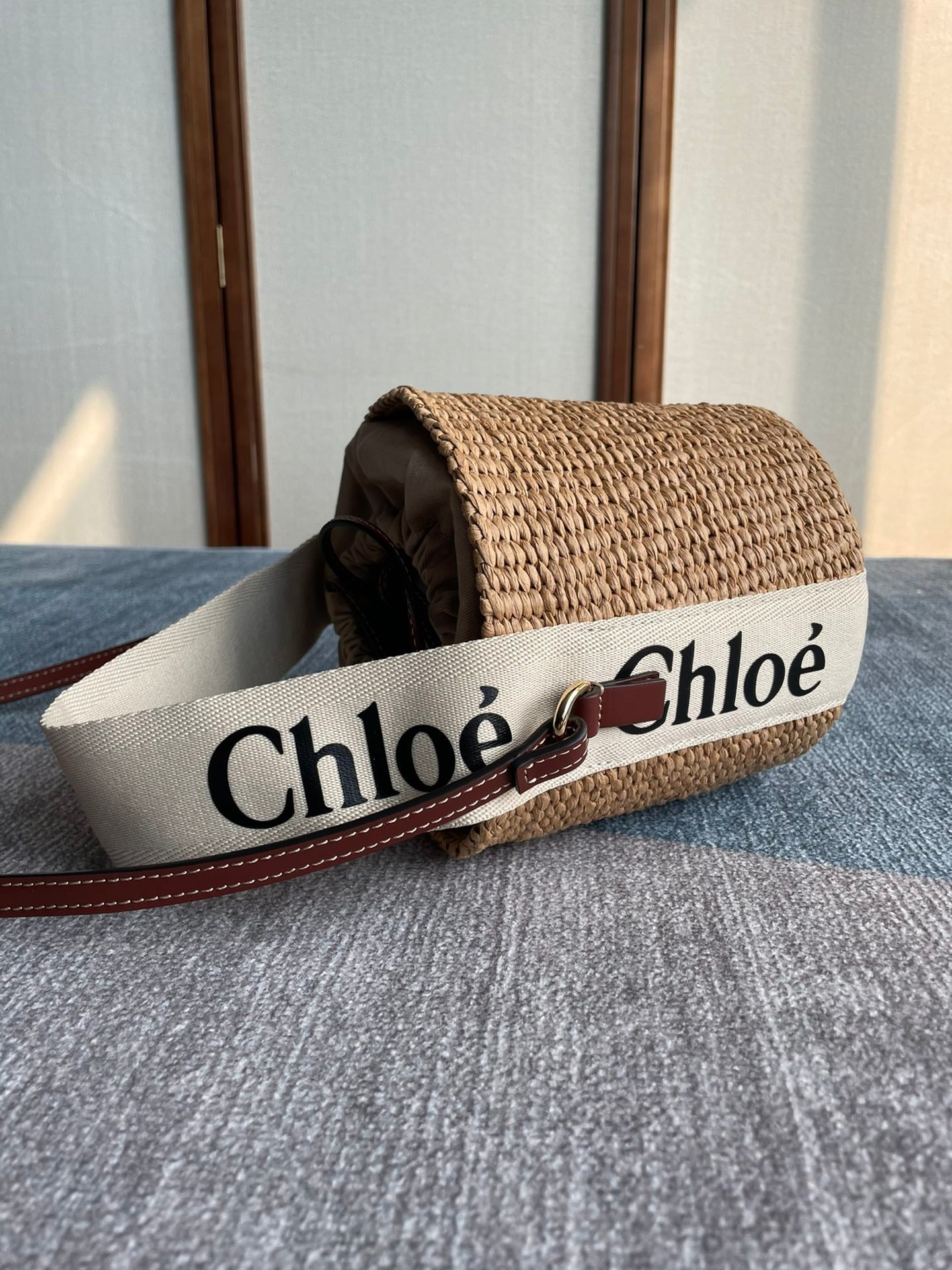 CHLOE SMALL WOODY BASKET 17 IN NATURAL FIBERS BEIGE WEBBING DARK BROWN CALFSKIN
