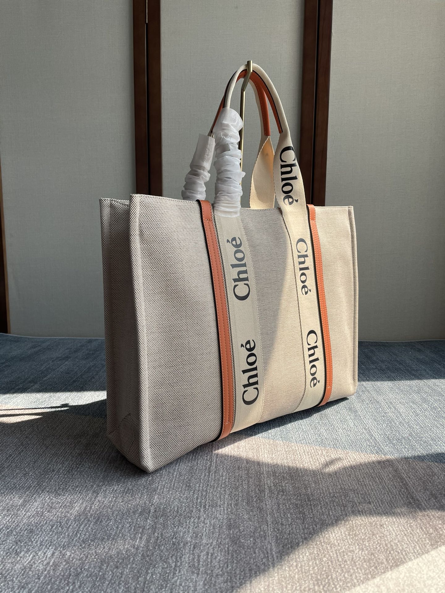 CHLOE LAGRE WOODY TOTE BAG 45 IN BEIGE LINEN CANVAS BLACK WEBBING LOGO EMBROIDER ORANGE CALFSKIN