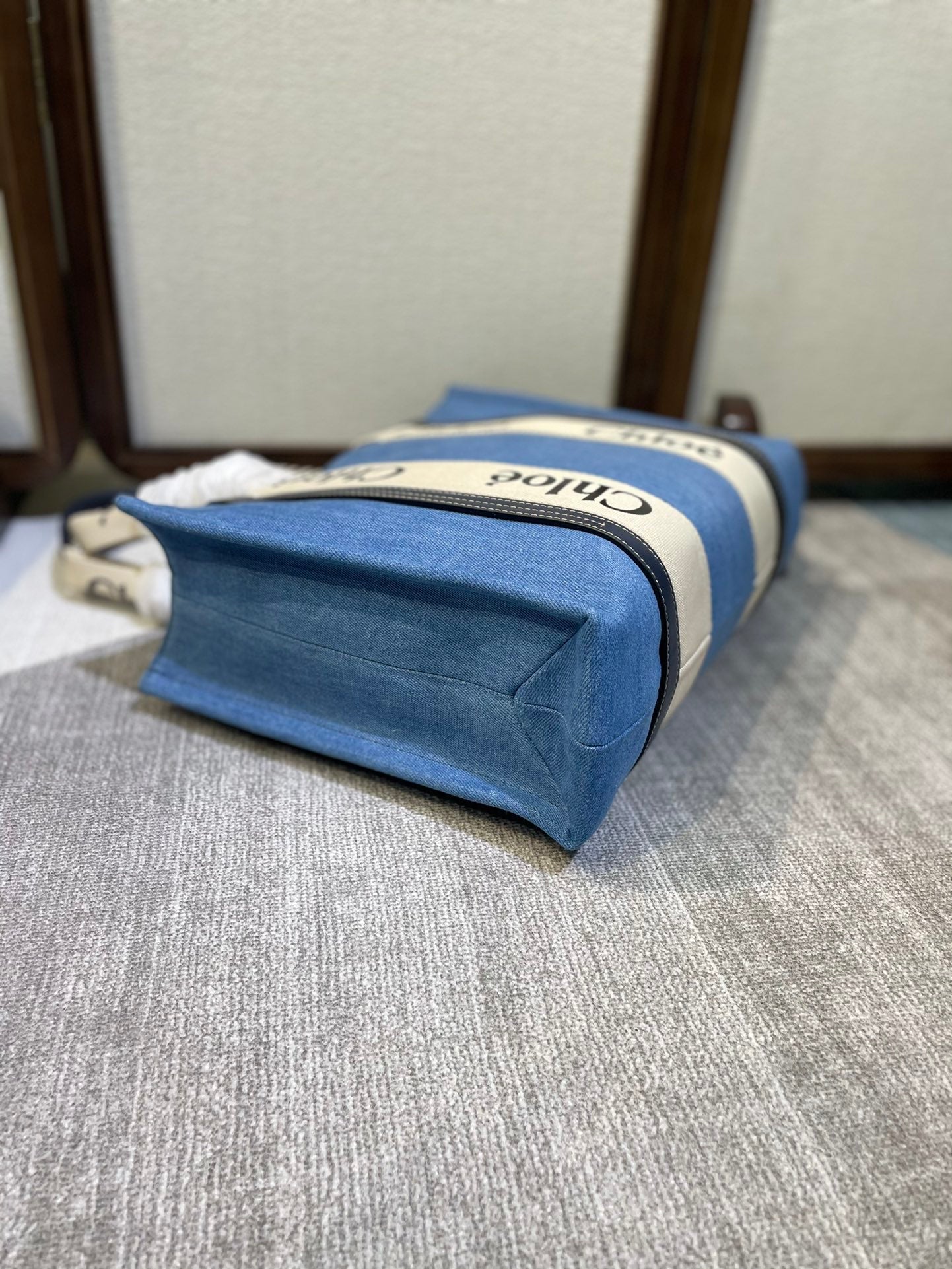 CHLOE MEDIUM STRAP WOODY TOTE BAG 37 IN BLUE DENIM CANVAS DARK BLUE CALFSKIN