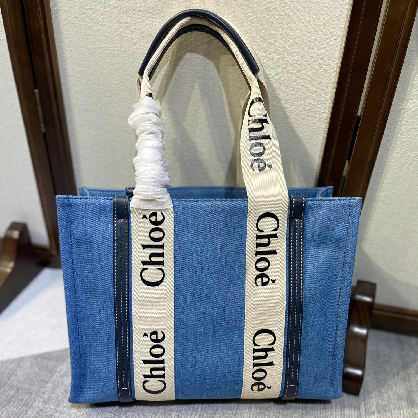 CHLOE MEDIUM STRAP WOODY TOTE BAG 37 IN BLUE DENIM CANVAS DARK BLUE CALFSKIN