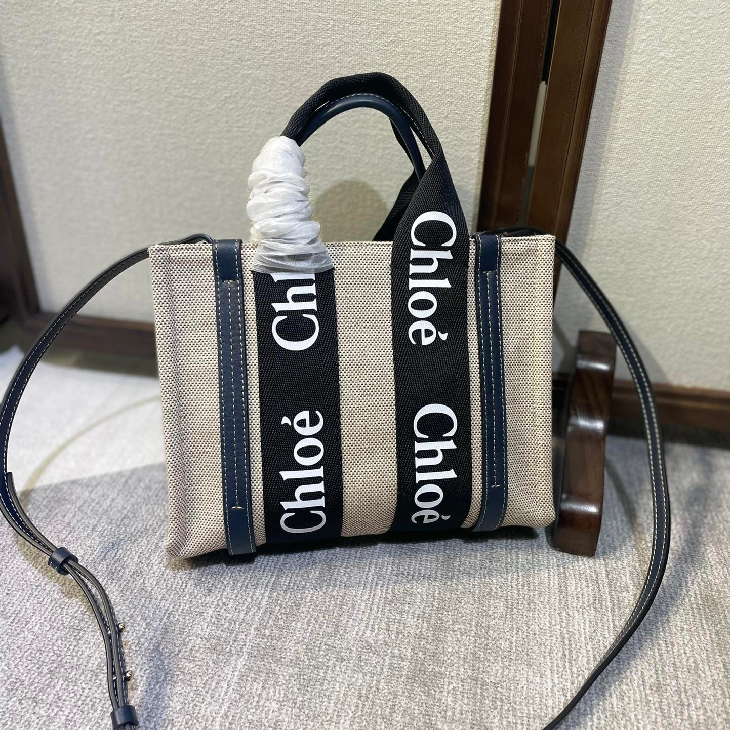 CHLOE SMALL STRAP WOODY TOTE BAG 26.5 IN BEIGE LINEN CANVAS BLACK WEBBING DARK BLUE CALFSKIN