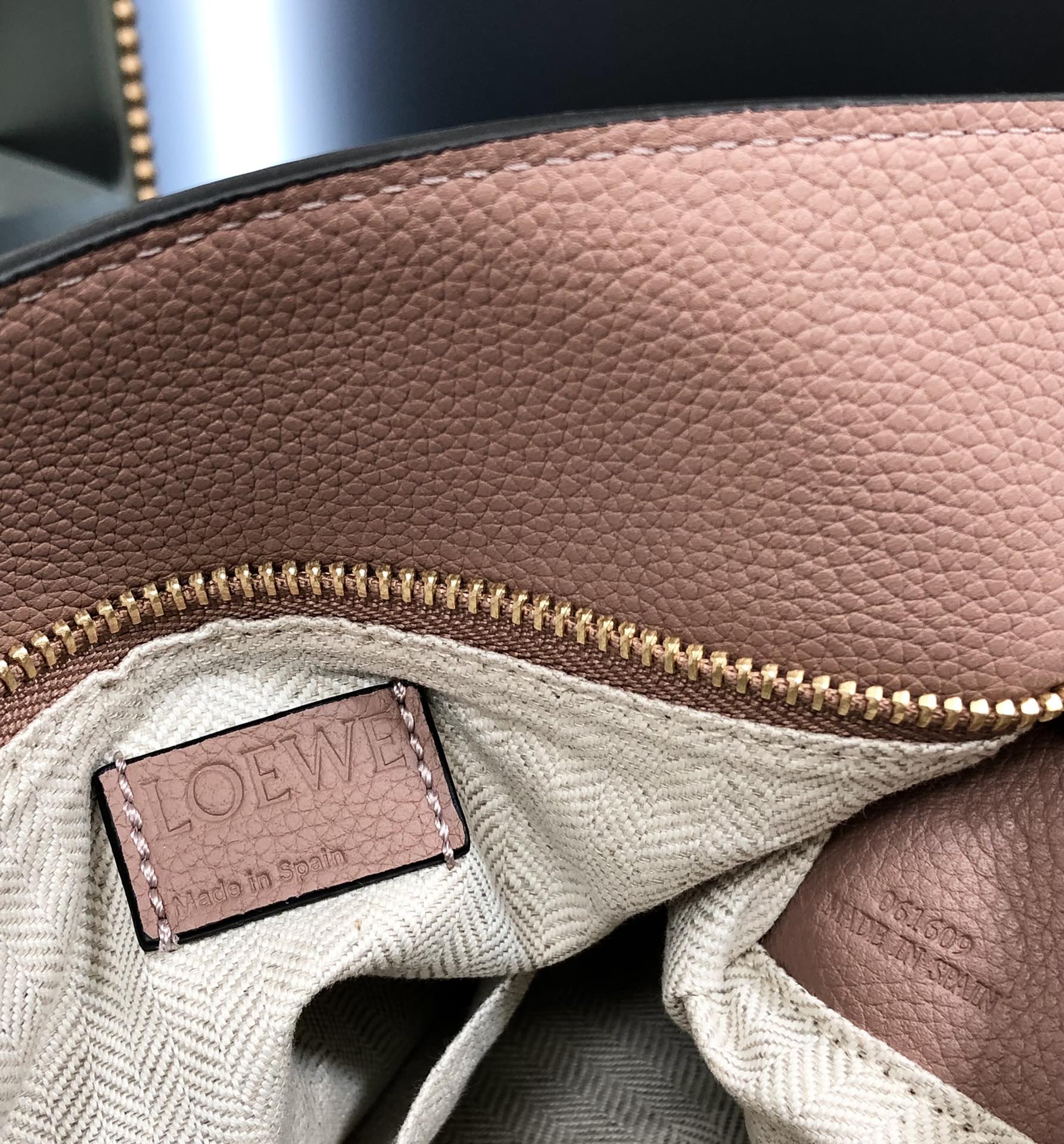 LOEWE SMALL PUZZLE 24 BAG IN CLASSIC LIGHT PINK CALFSKIN