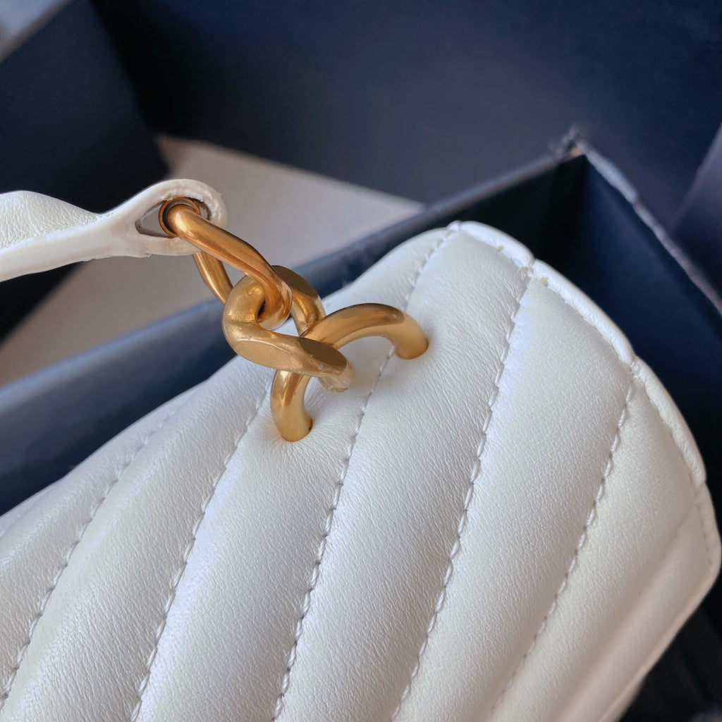 SAINT LAURENT COLLEGE MEDIUM 24 IN WHITE LAMBSKIN GOLD HARDWARE