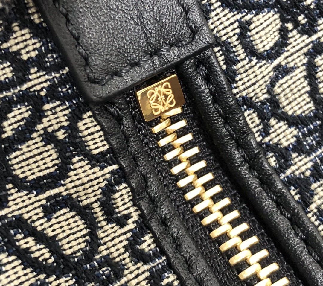 LOEWE LOE CUBI 21 BAG IN WHITE MIX BLACK ANAGRAM JACQUARD