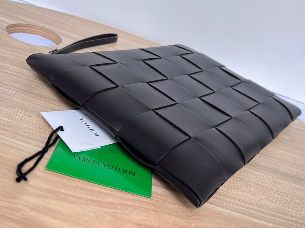 BOTTEGA VENETA LARGE CASSETTE POUCH 35 IN BLACK CALFSKIN