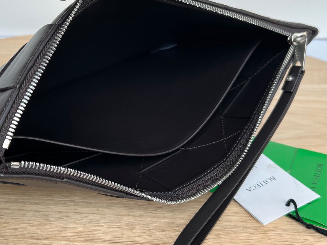 BOTTEGA VENETA LARGE CASSETTE POUCH 35 IN BLACK CALFSKIN
