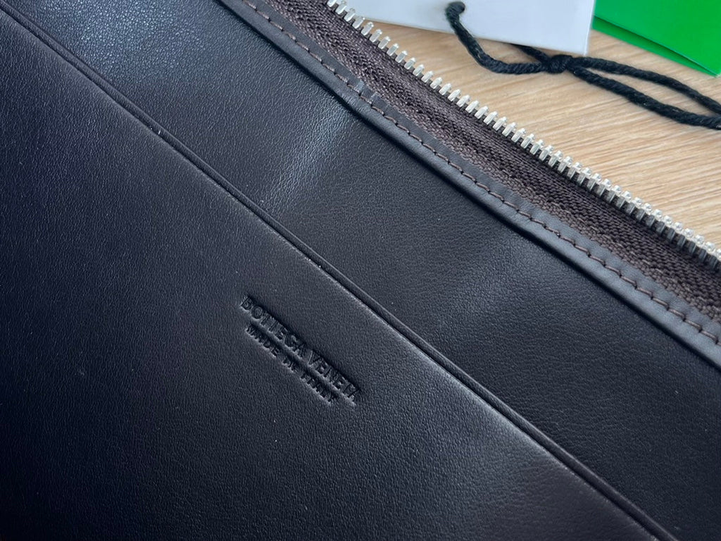 BOTTEGA VENETA LARGE CASSETTE POUCH 35 IN BLACK CALFSKIN