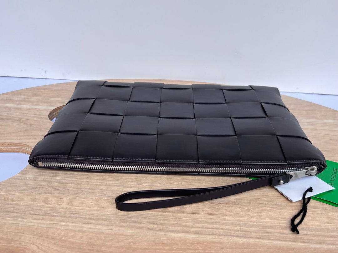 BOTTEGA VENETA LARGE CASSETTE POUCH 35 IN BLACK CALFSKIN