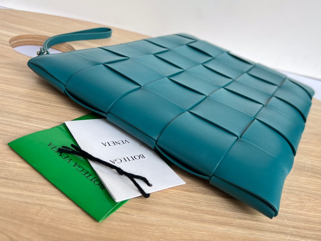 BOTTEGA VENETA LARGE CASSETTE POUCH 35 IN LAGOON BLUE CALFSKIN