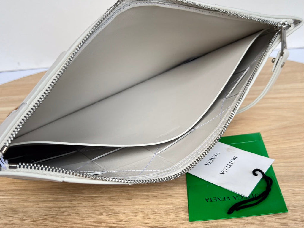 BOTTEGA VENETA LARGE CASSETTE POUCH 35 IN WHITE CALFSKIN