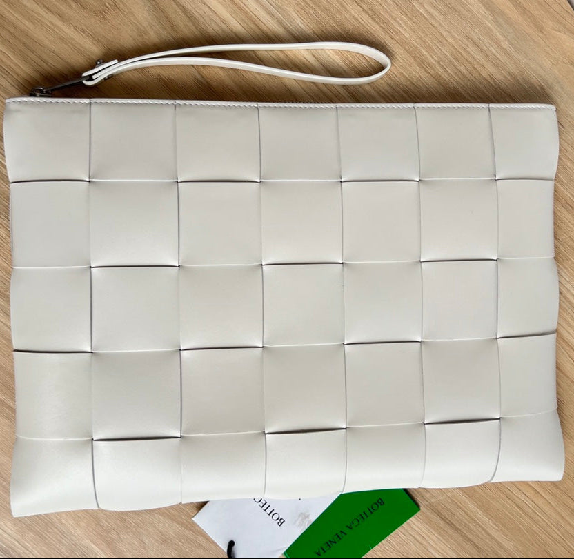 BOTTEGA VENETA LARGE CASSETTE POUCH 35 IN WHITE CALFSKIN