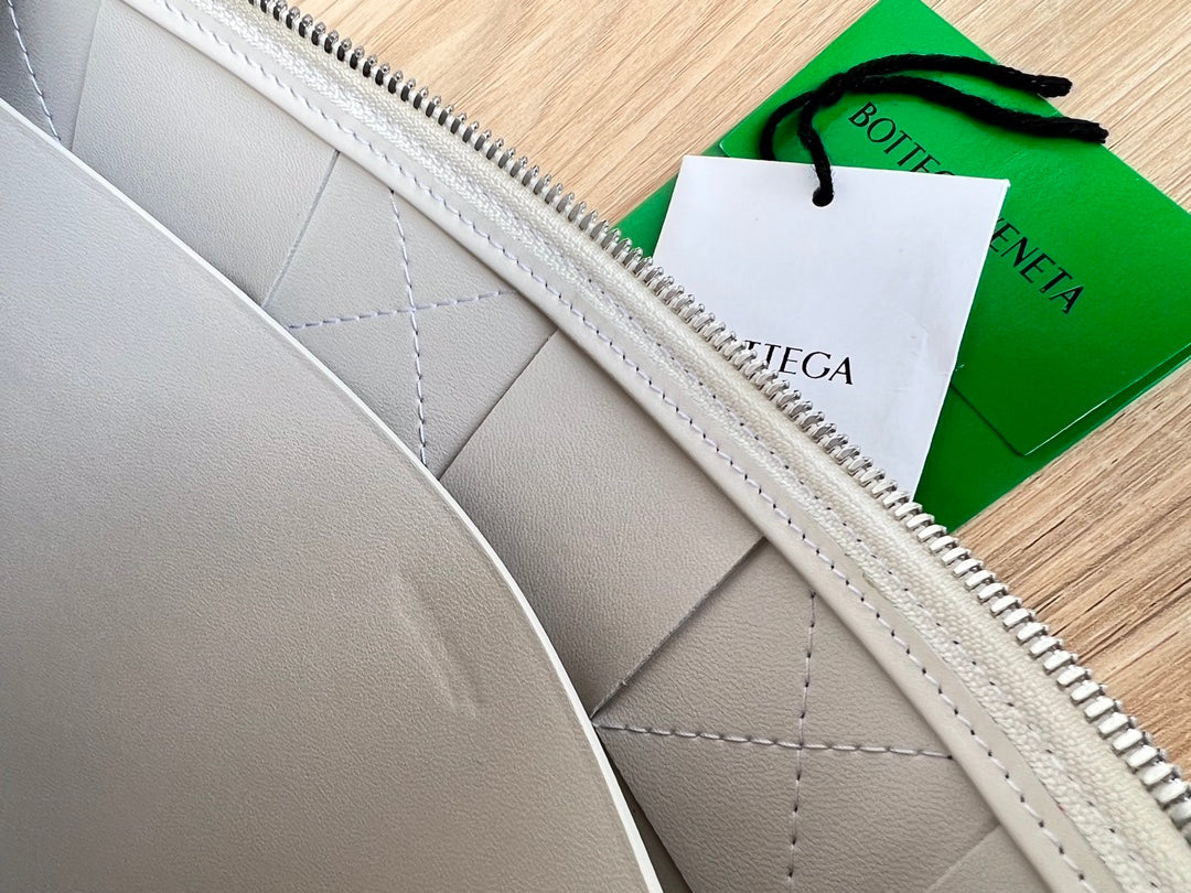 BOTTEGA VENETA LARGE CASSETTE POUCH 35 IN WHITE CALFSKIN